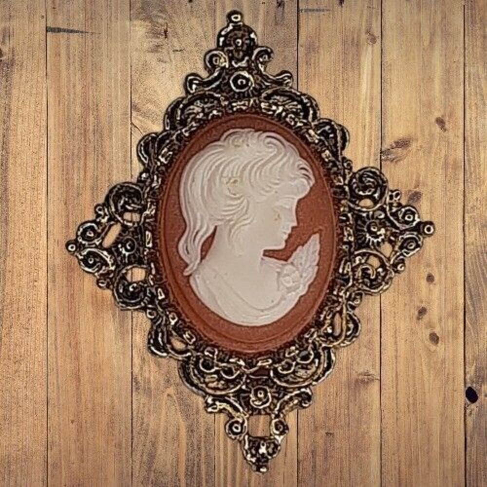 Gerry's Cameo Brooch Pendant Vtg Carved Lady Gold-Tone Peach Cream Resin Pin 2"